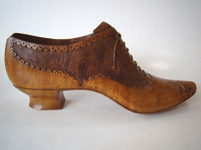 A charming late 19th century carved wooden ladies shoe circa 1890 — image 2